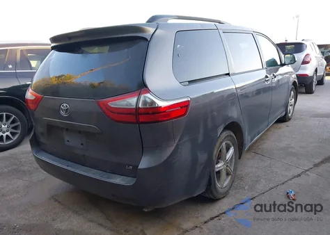 2015 Toyota Sienna Le 8 Passenger z USA, uszkodzony, nr VIN 5TDKK3DC5FS571787